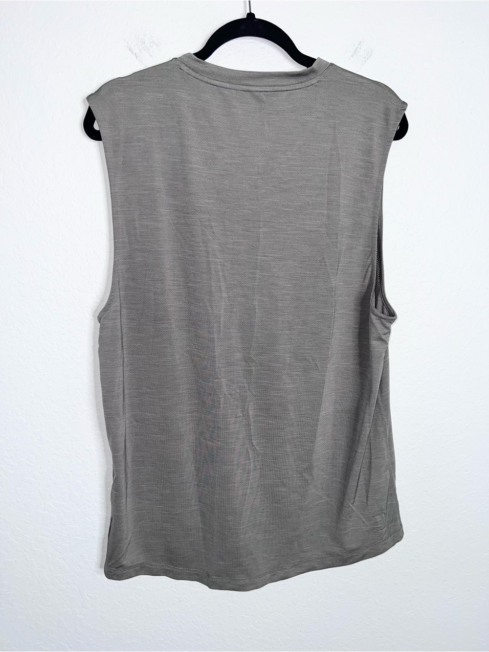 Vuori Zephyr Muscle Tank Top Men's Large Gray Athletic Gym Sleeveless Shirt B25 - Picture 3 of 6